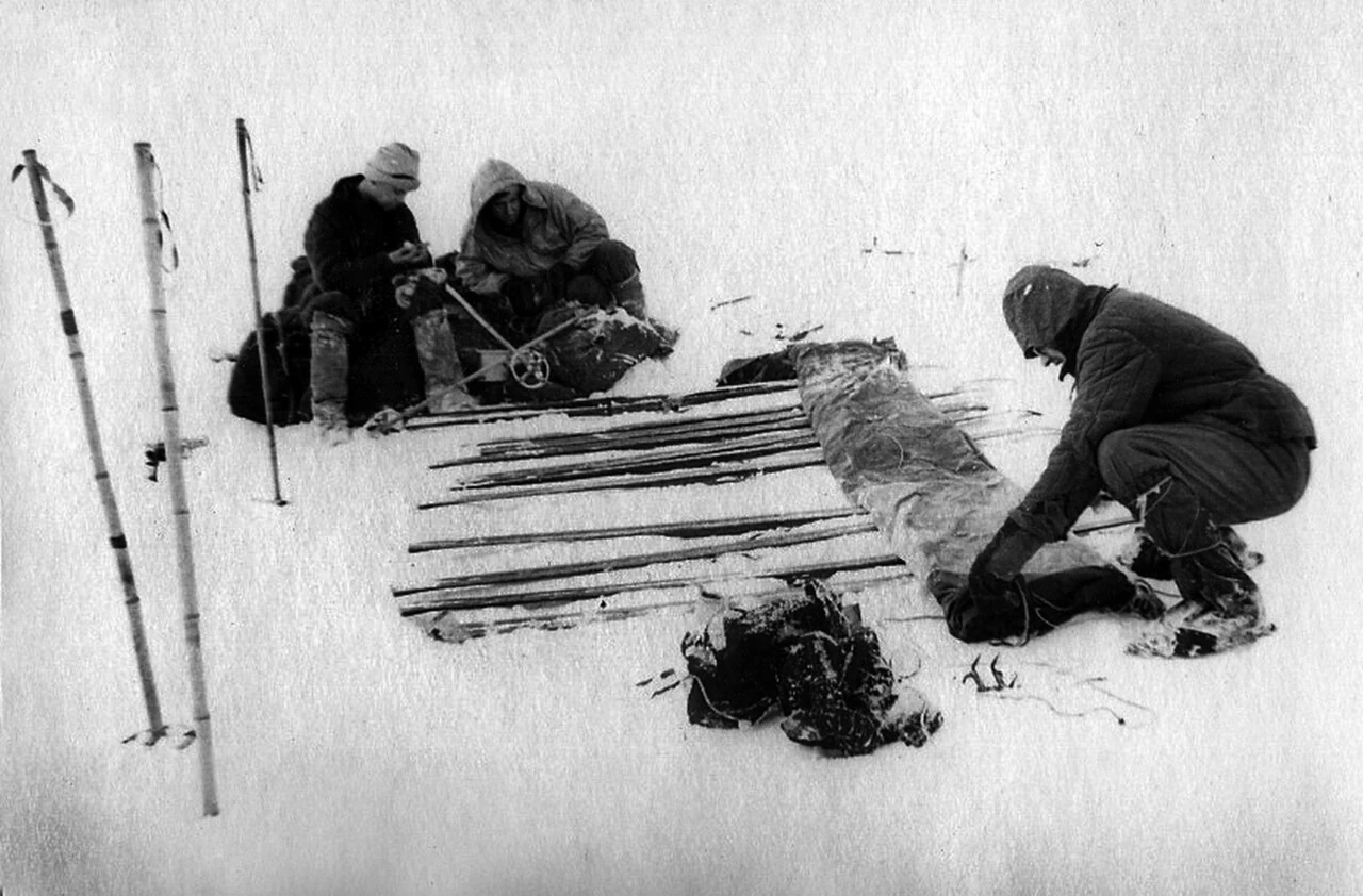 1958年1月の極地ウラル遠征でスキーを土台にテントを設営する登山者