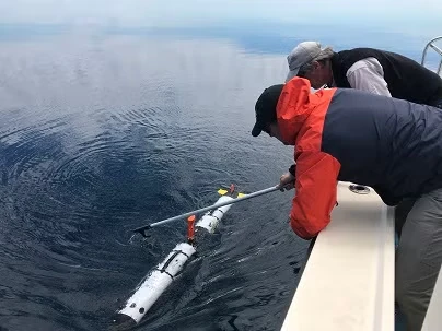 調査船から湖へ投入されるAUV