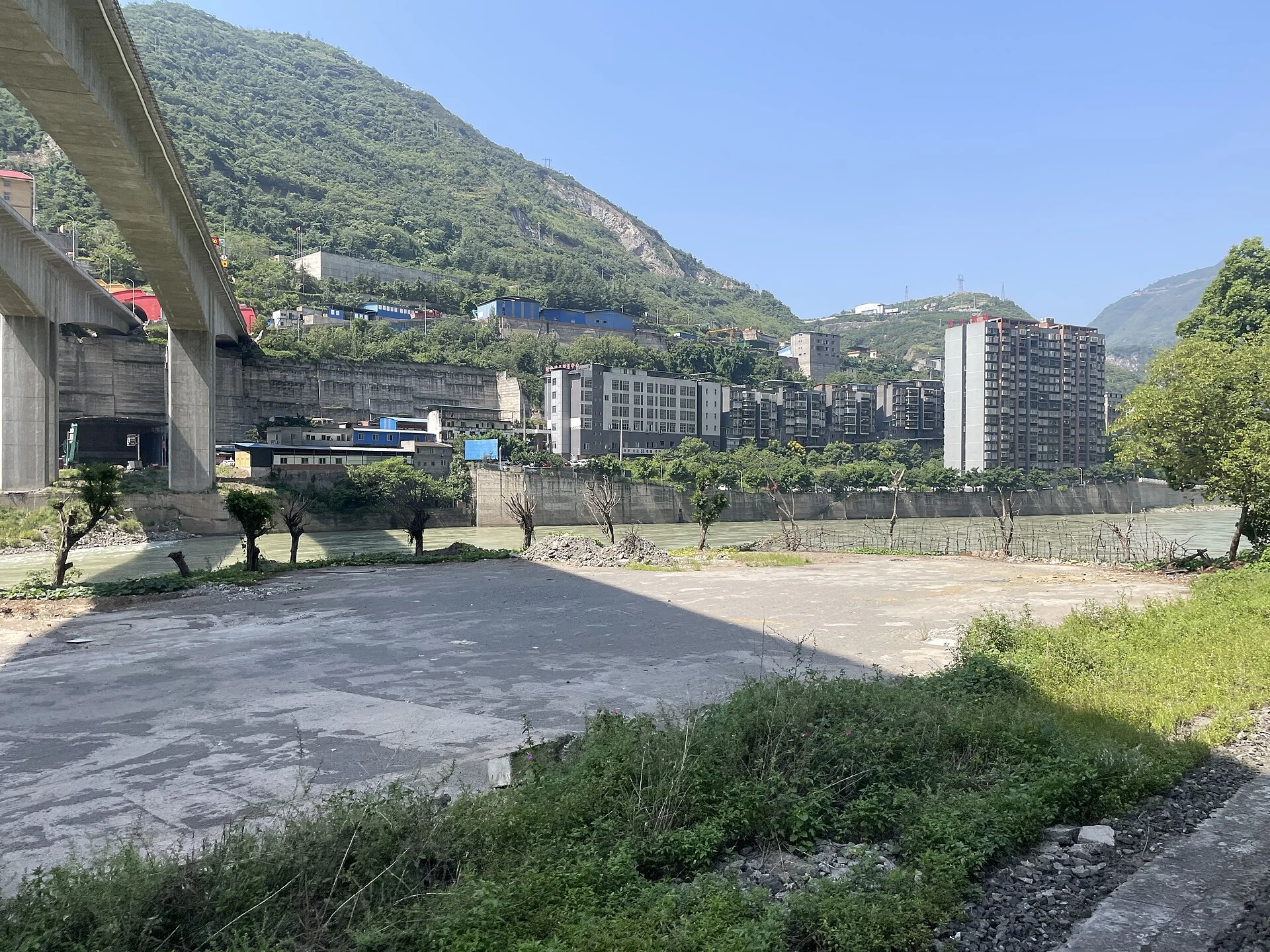 峨辺県双河村の道路と山地集落