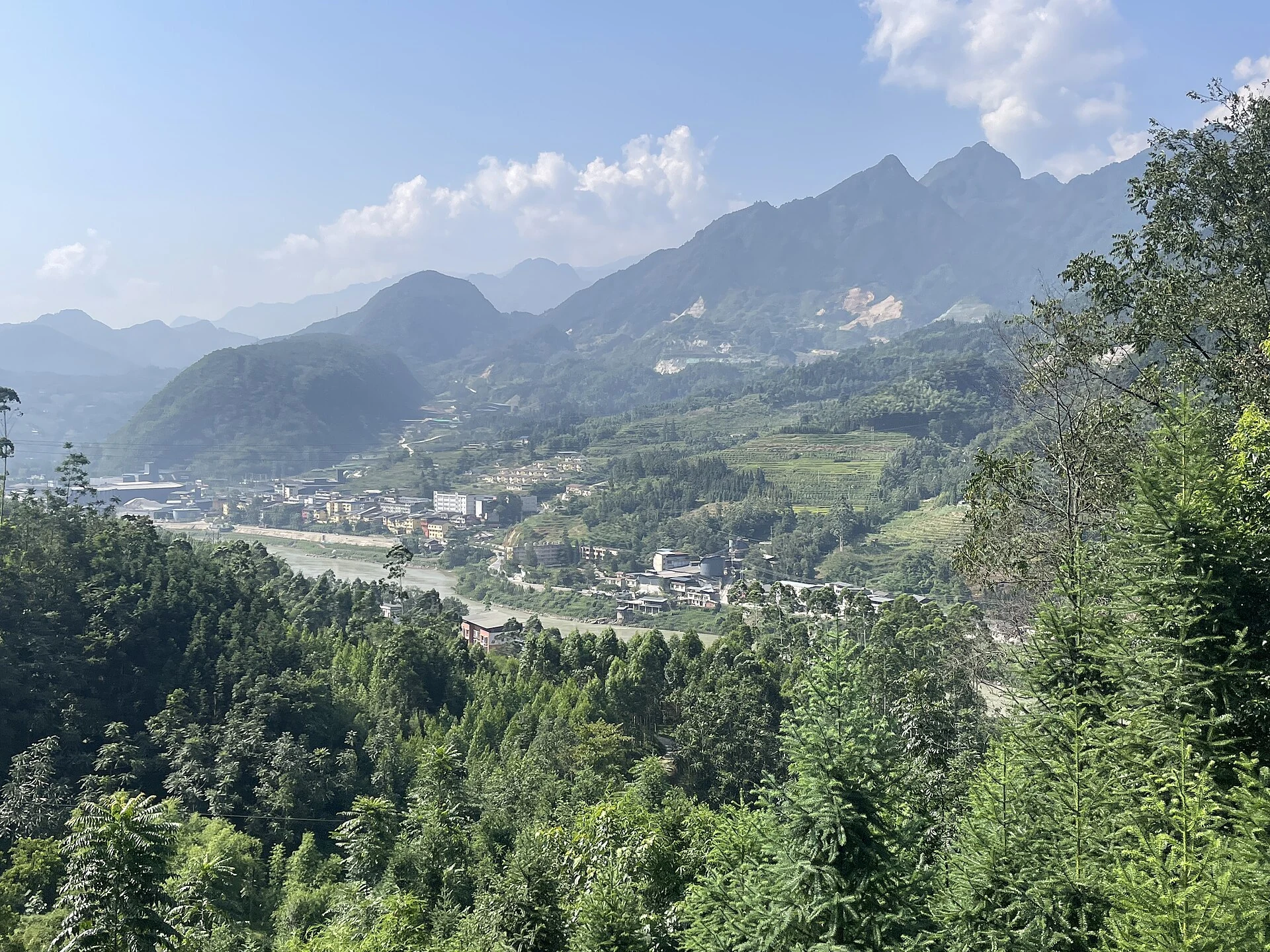 峨辺県五渡鎮と周囲の山並み