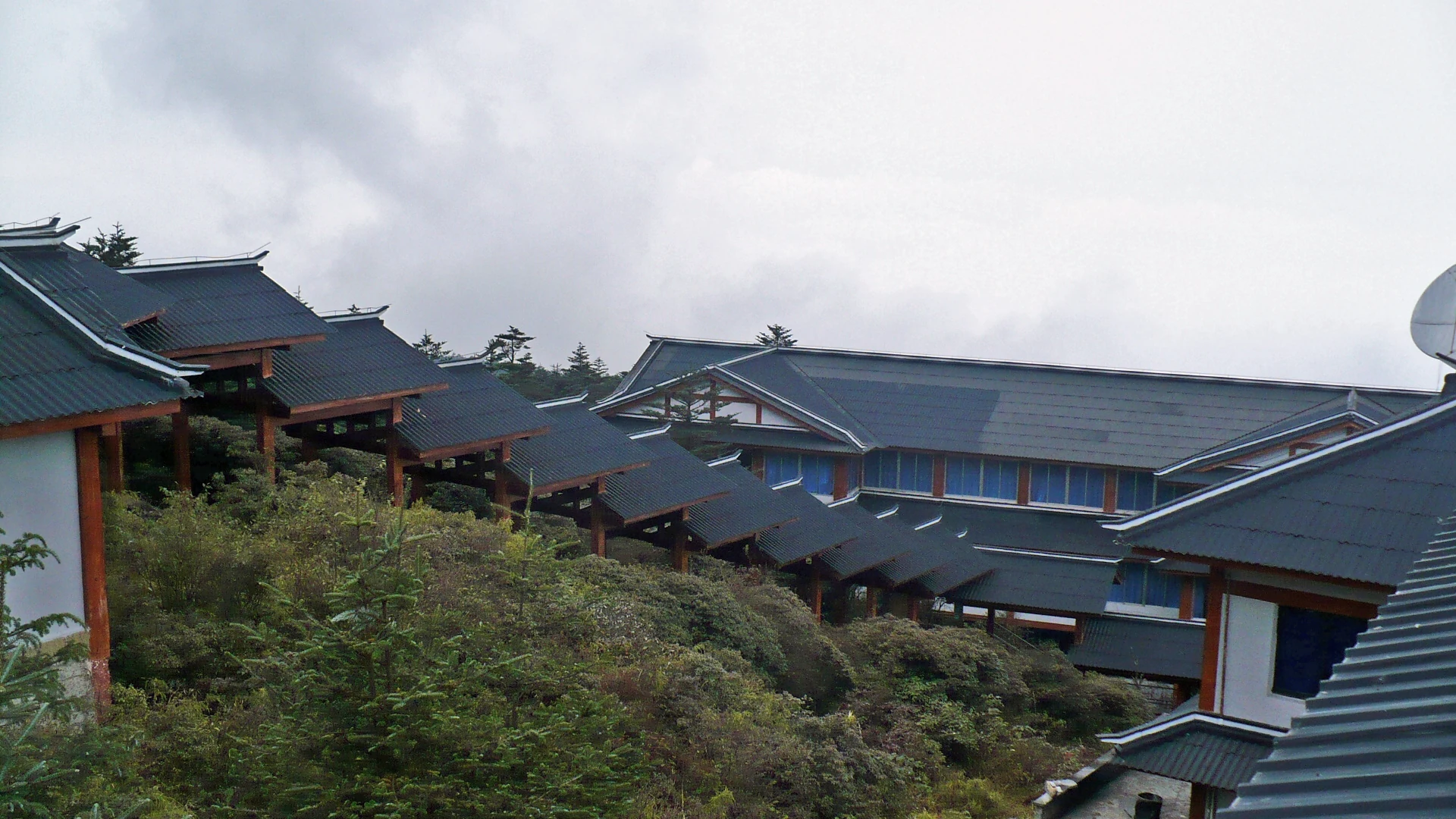 雲の上に突き出す峨眉山の高所建築と山頂付近