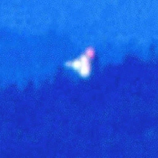 青い背景に白と赤の発光部が写るヘスダーレンの記録画像
