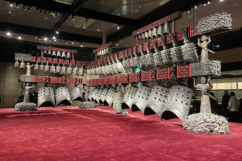 湖北省博物館に展示された曽侯乙編鐘65点の全景