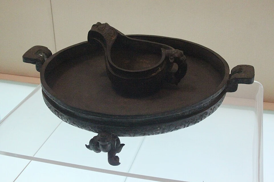 曽侯乙墓出土の青銅匜と盤