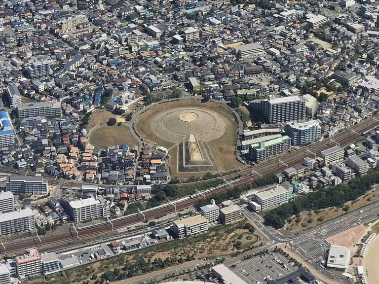 神戸市の海岸に築かれた4世紀後半の五色塚古墳を上空から見た全景