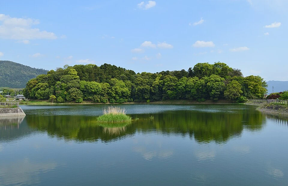 奈良県桜井市の箸墓古墳を水田越しに見た全景