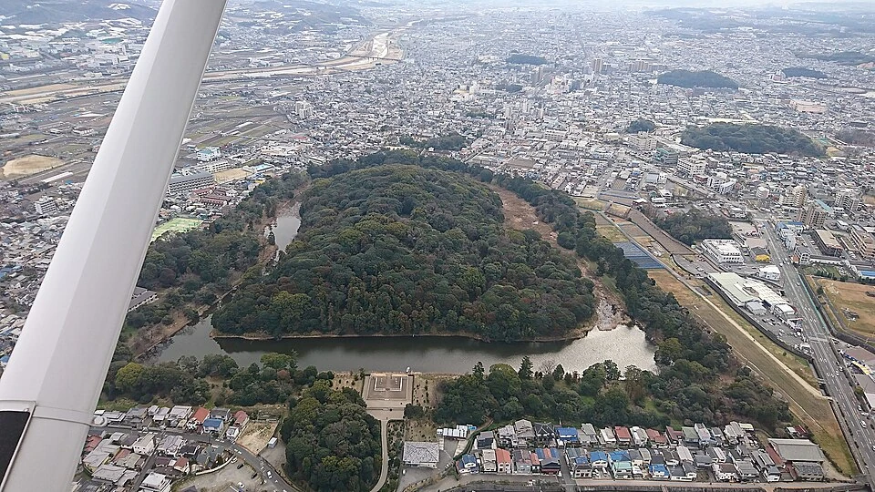 大阪府の誉田御廟山古墳を上空から見た全景