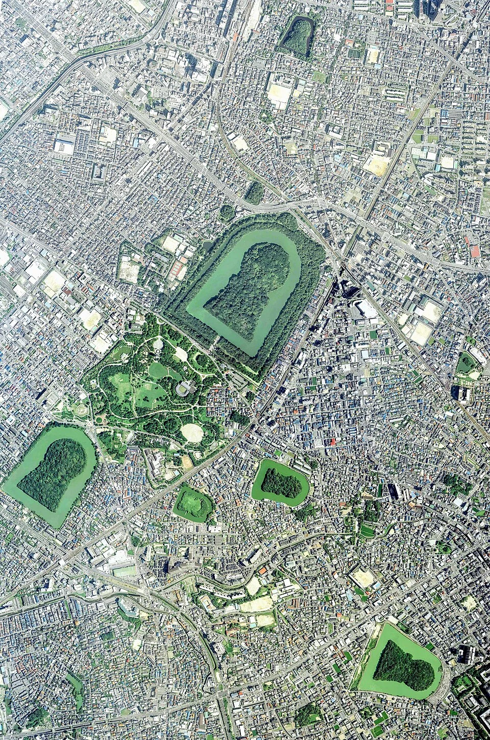 大阪府堺市の百舌鳥古墳群を上空から見た広域写真