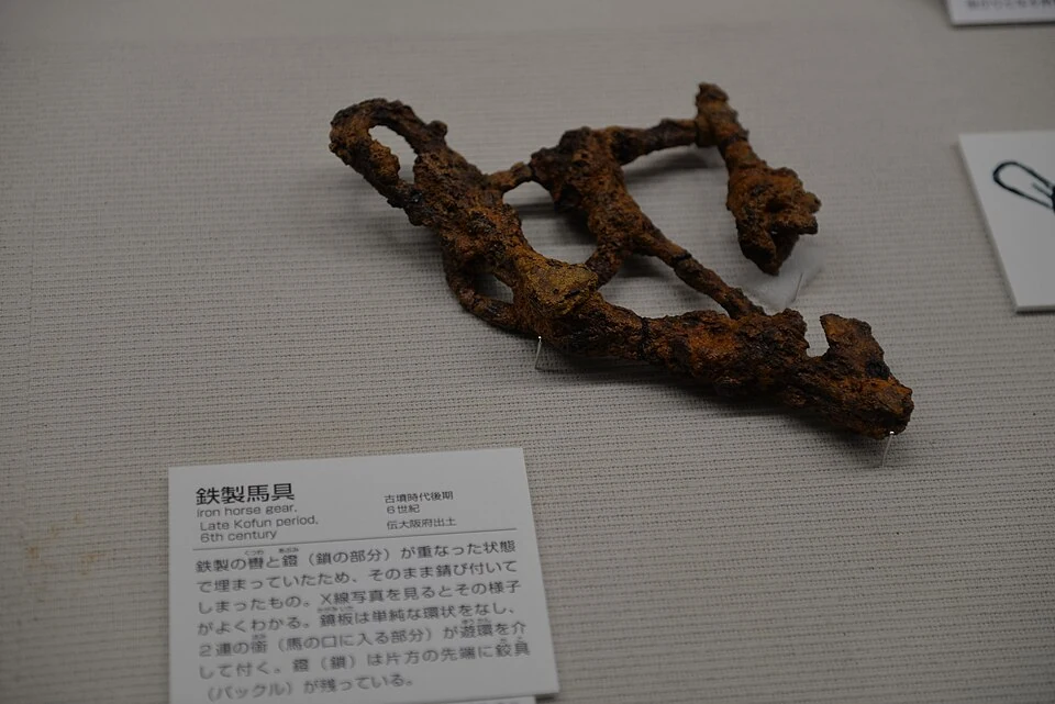 古墳時代の馬具として展示される金属製品