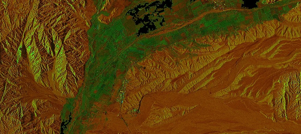 パルパ周辺の丘陵、谷、植生を捉えた擬似カラーのリモートセンシング画像