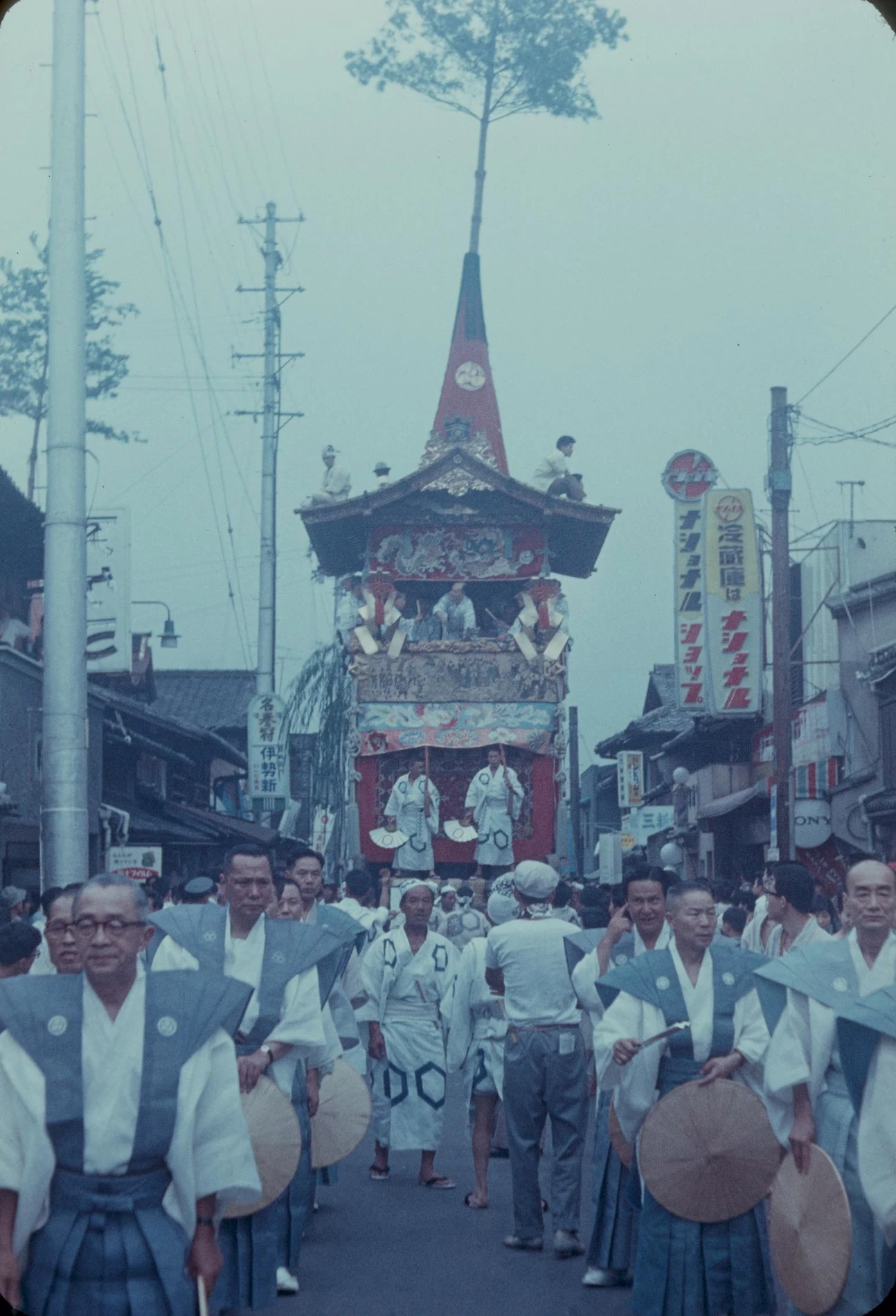 祇園社付近で行われた神輿行列の歴史写真