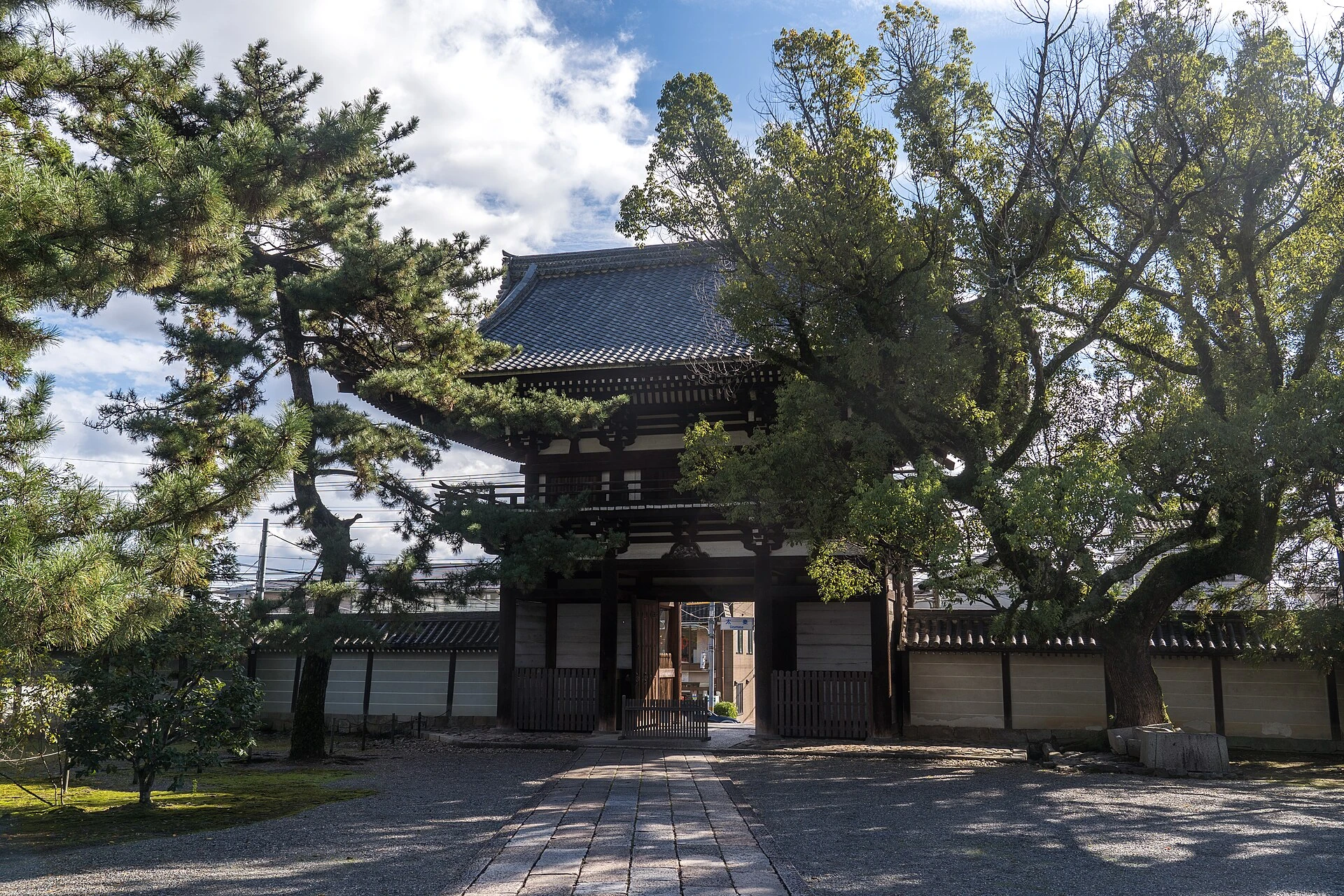 京都太秦にある広隆寺の仁王門