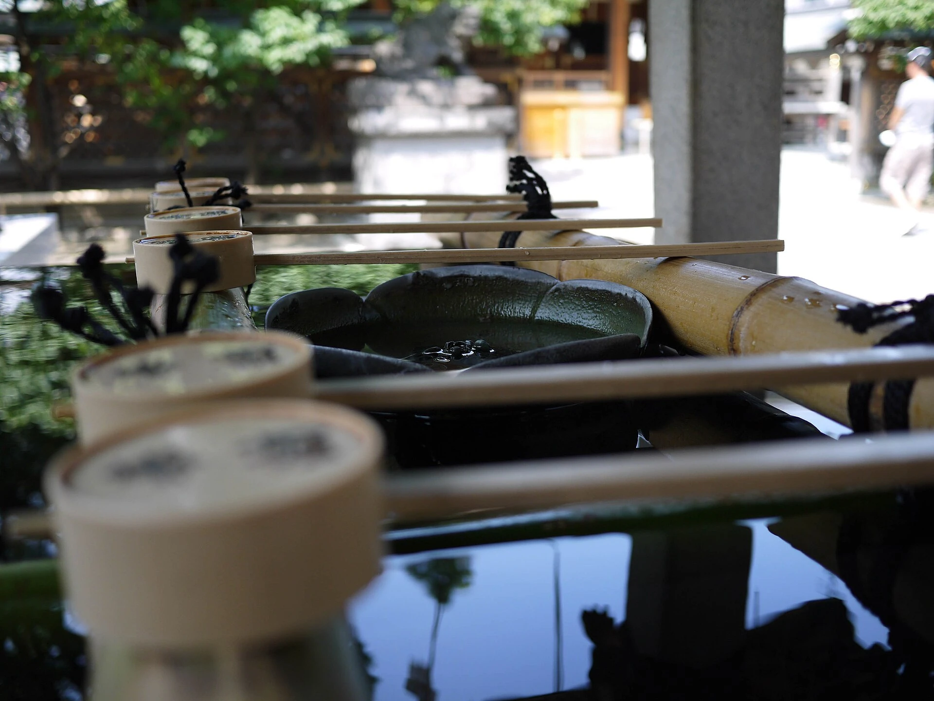 神社の手水舎で水を受ける龍の水口