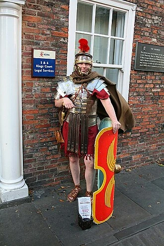 ヨークでローマ兵装を再現する人物
