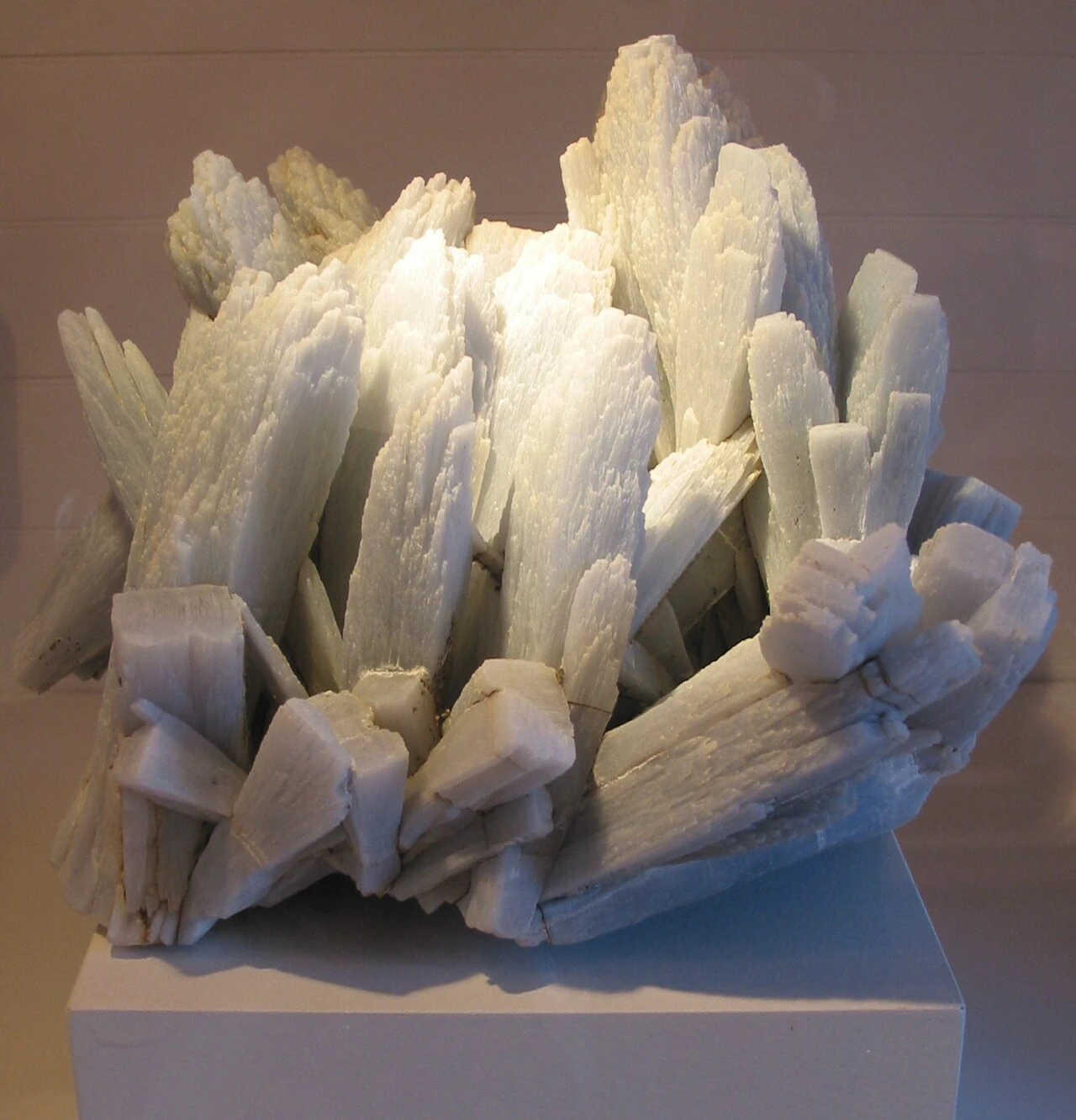 白色から淡青色の硬石膏鉱物標本