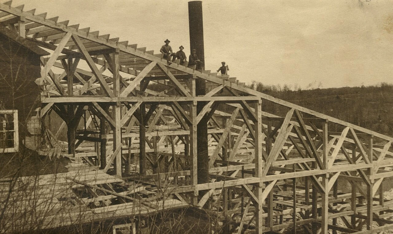 1909年ごろの鉱山で木組みにより支保された坑道建設