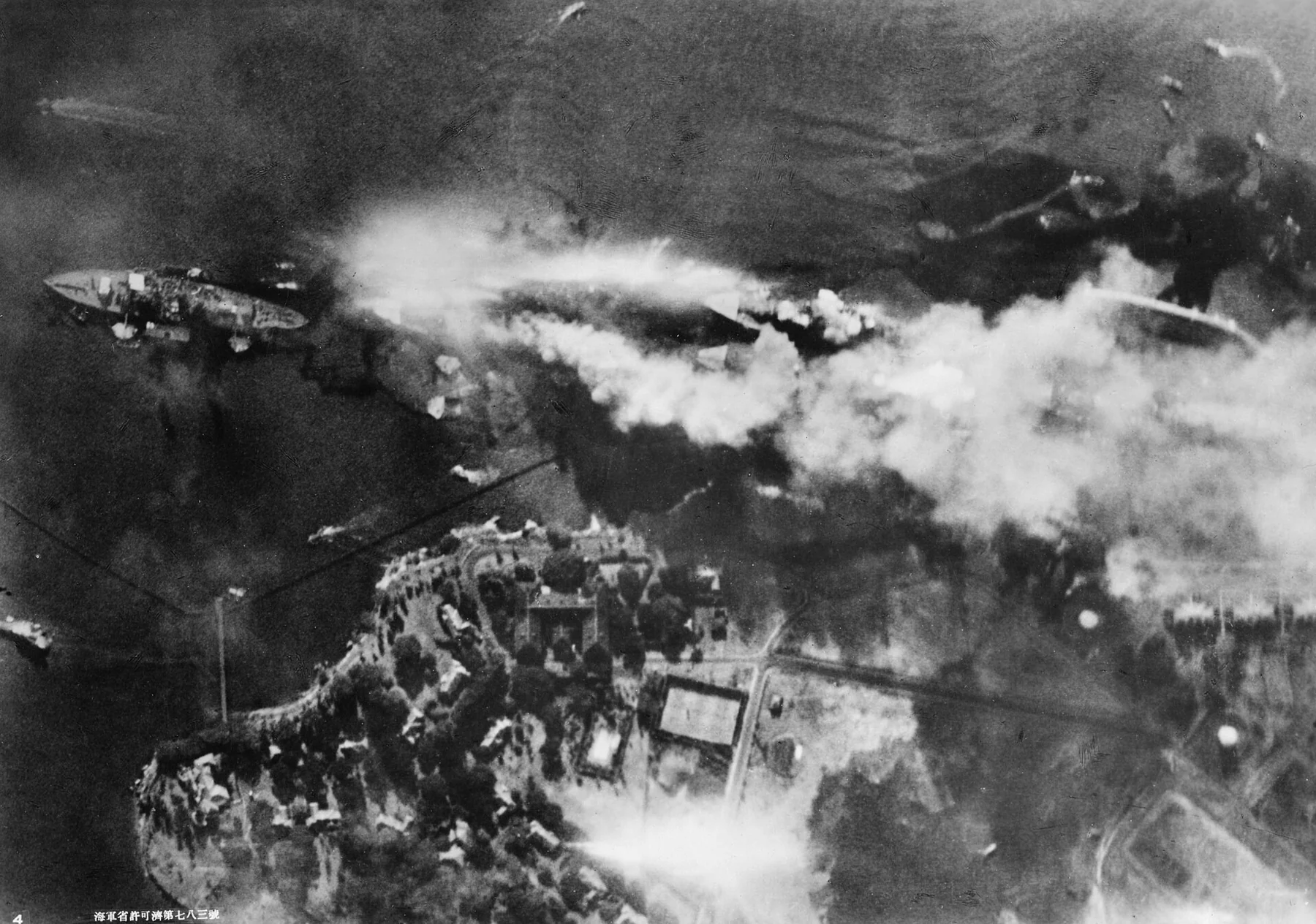 日本軍機から撮影された攻撃中の真珠湾戦艦列