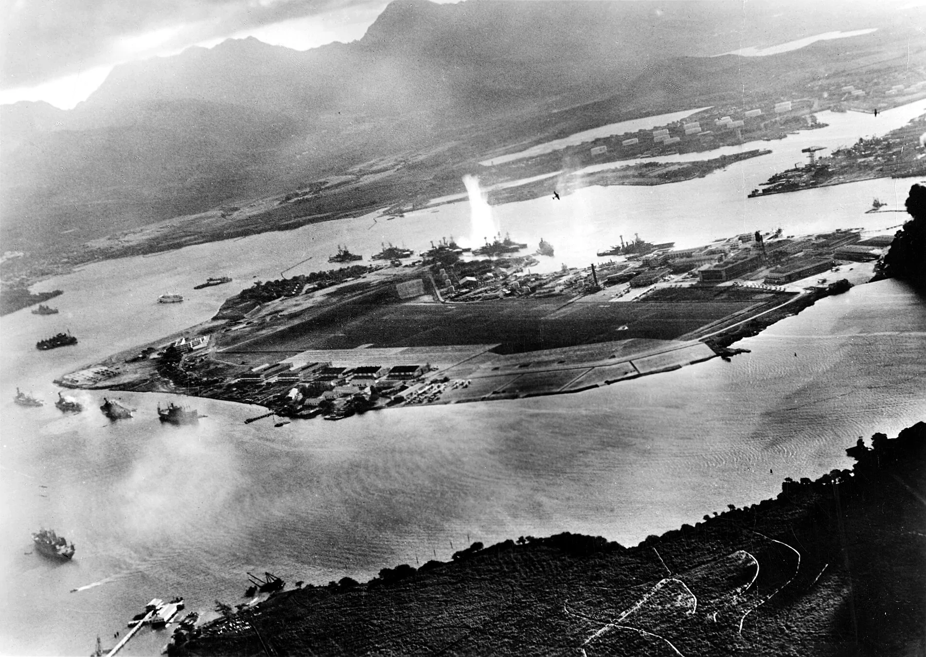 日本軍機から見た攻撃中の真珠湾