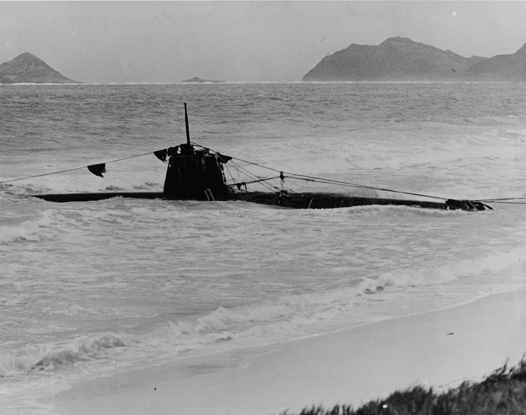 オアフ島海岸に座礁した特殊潜航艇HA-19