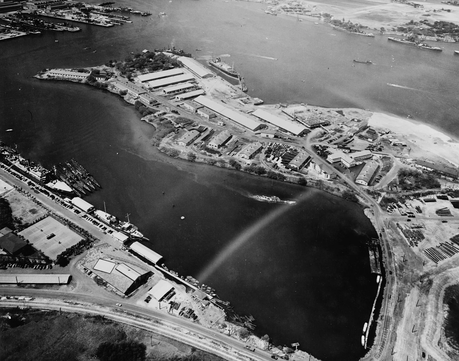 攻撃前の真珠湾海軍基地を西から見た航空写真