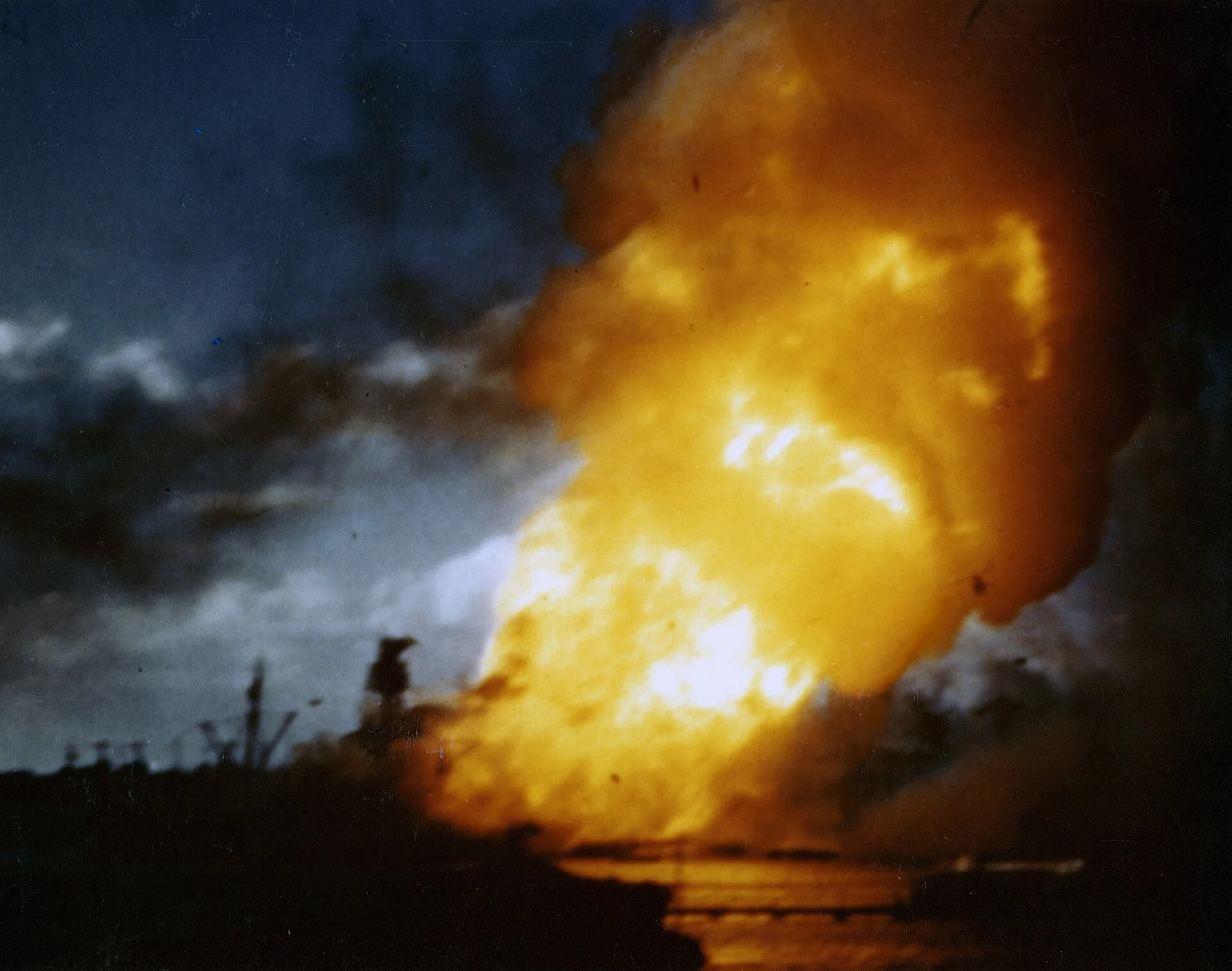 真珠湾攻撃で巨大な火球に包まれた戦艦アリゾナ