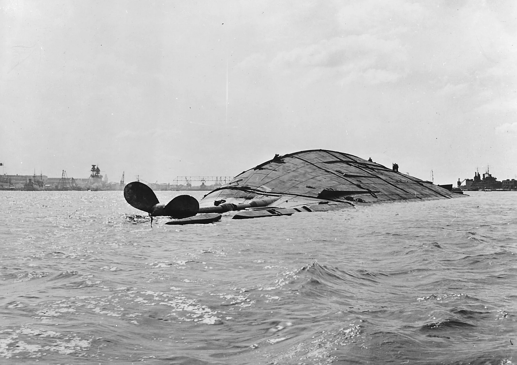真珠湾で転覆した戦艦オクラホマ