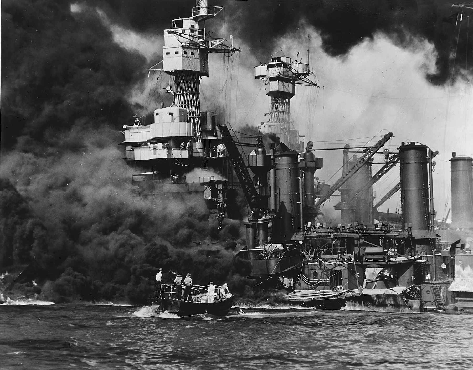 真珠湾で炎上する戦艦ウェスト・ヴァージニア