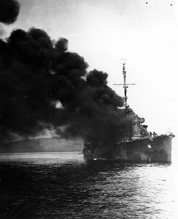 1944年12月7日に炎上するUSSウォード