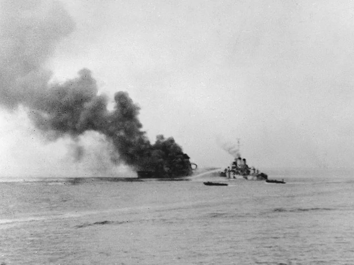 USSウォードの消火を支援する駆逐艦オブライエン