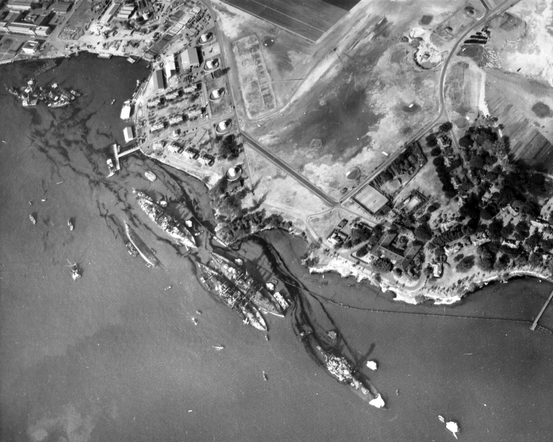 真珠湾攻撃後に炎上する艦艇と基地