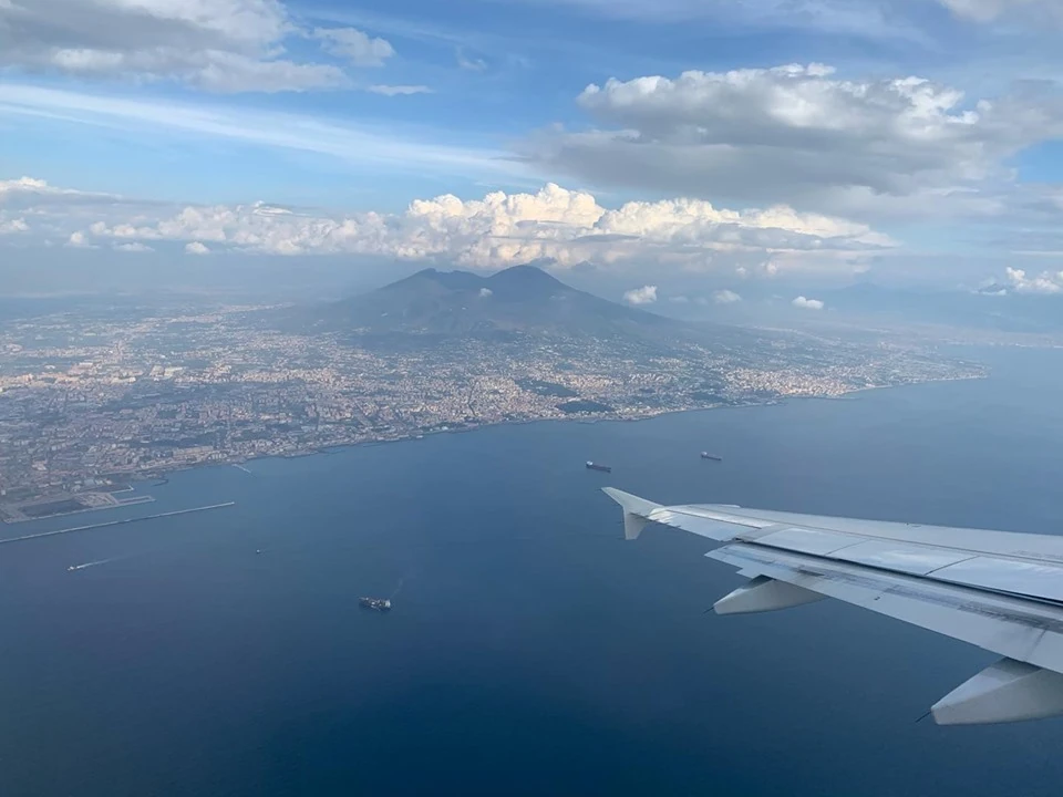 上空から見たウェスウィウス火山の火口