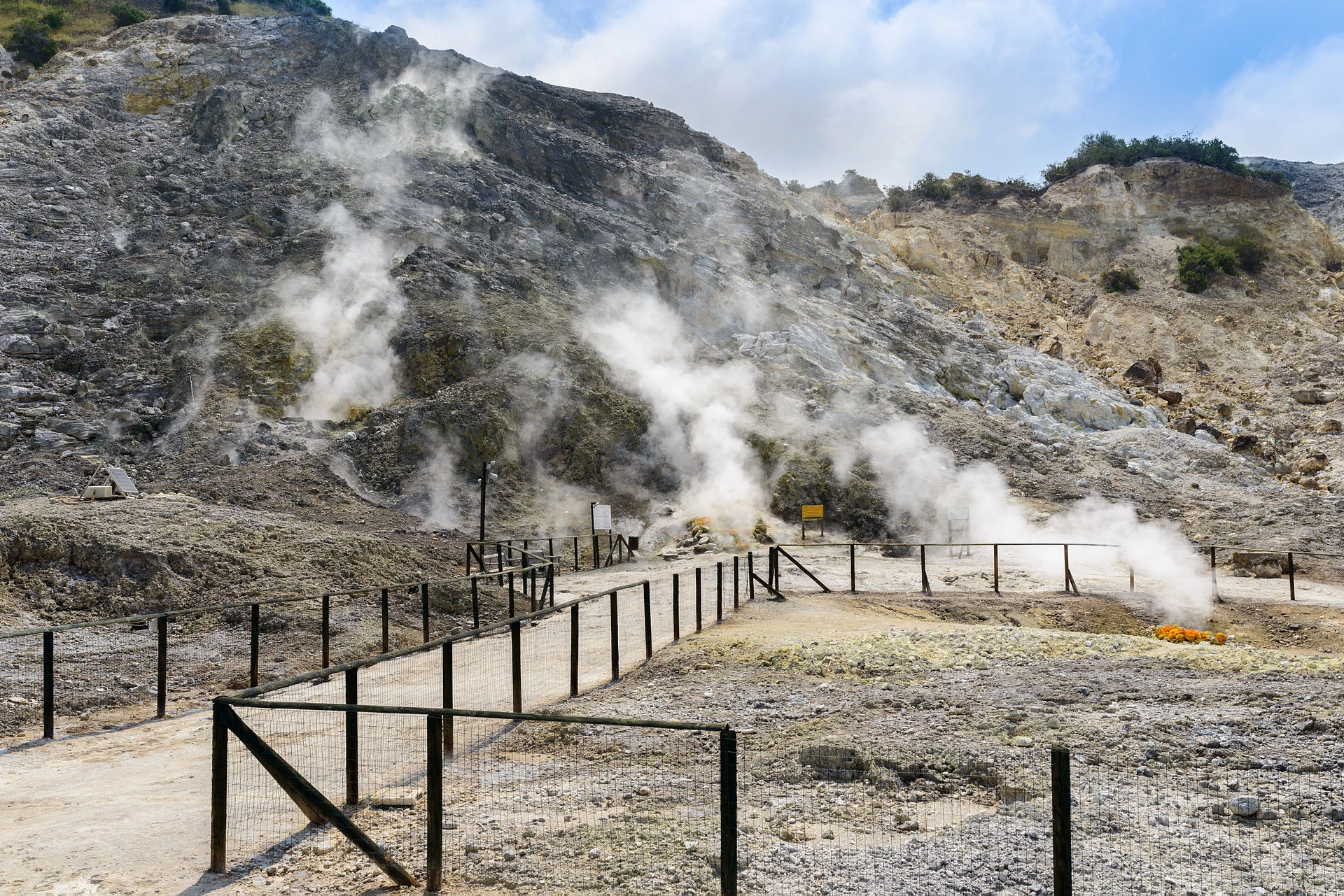 ポッツオーリのソルファタラ火口に広がる火山性地表