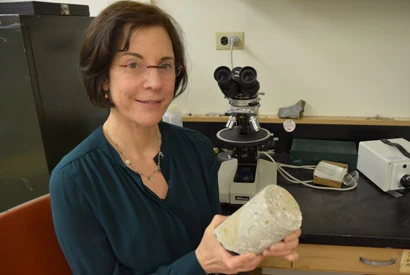 古代ローマの海洋コンクリート試料を持つ研究者マリー・ジャクソン