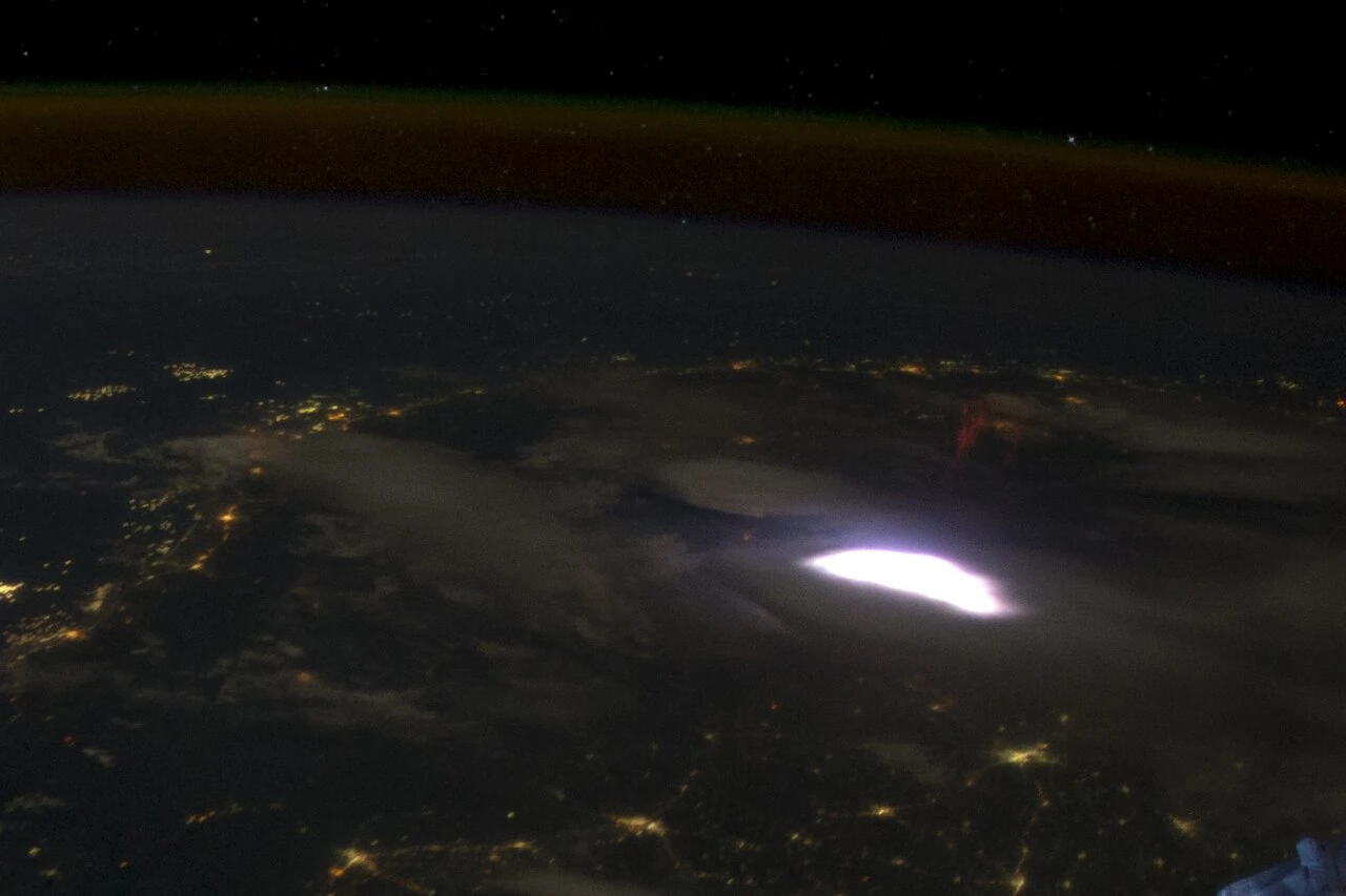 国際宇宙ステーションから撮影された雷雲上空の赤いスプライト