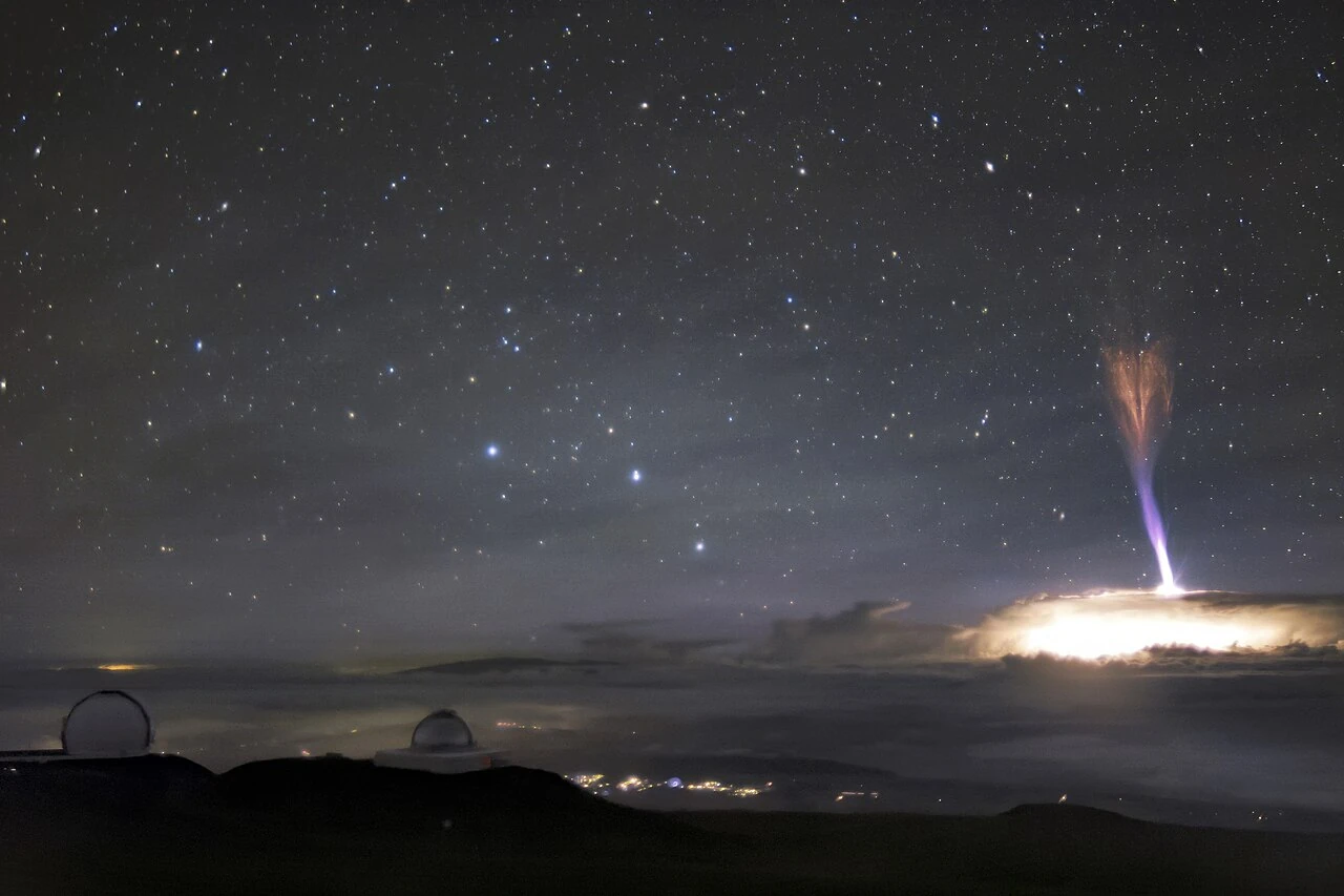 雷雲から上層大気へ伸びる青紫色の巨大ジェット