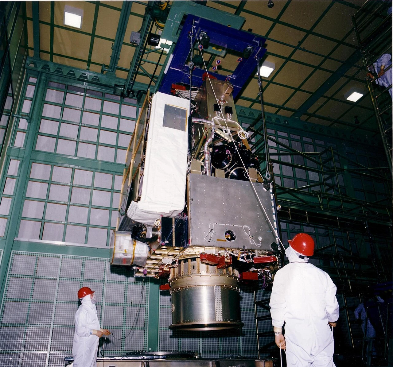 クリーンルームで組み立て中のTRMM衛星
