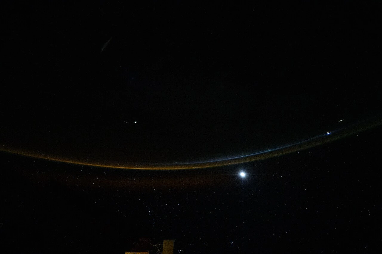 国際宇宙ステーションから見た地球の縁の薄い大気光
