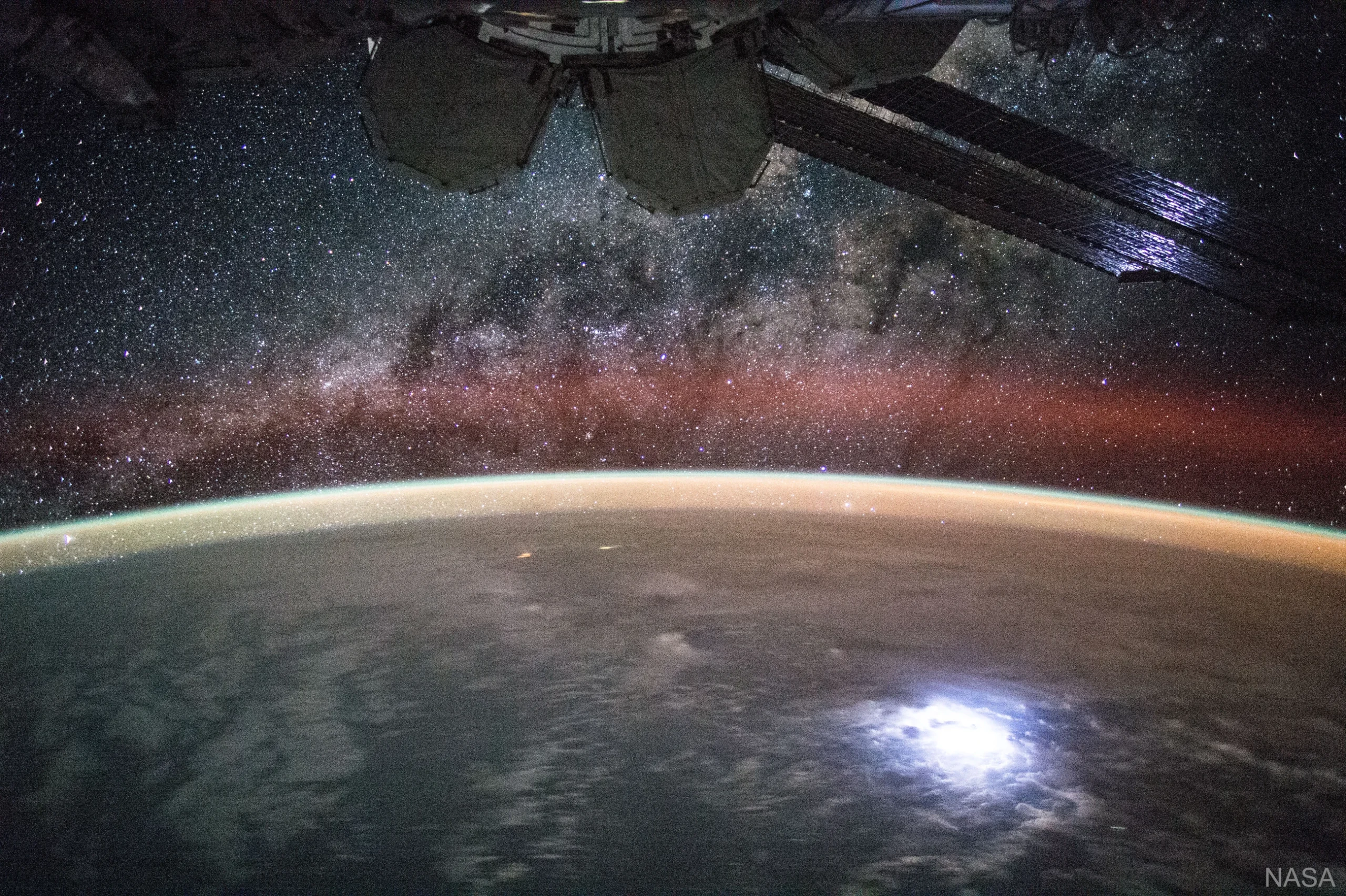 国際宇宙ステーションから見たオーロラ、大気光、地球の夜景