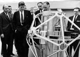 ヴェラ衛星のモックアップの説明を受けるジョン・F・ケネディ大統領