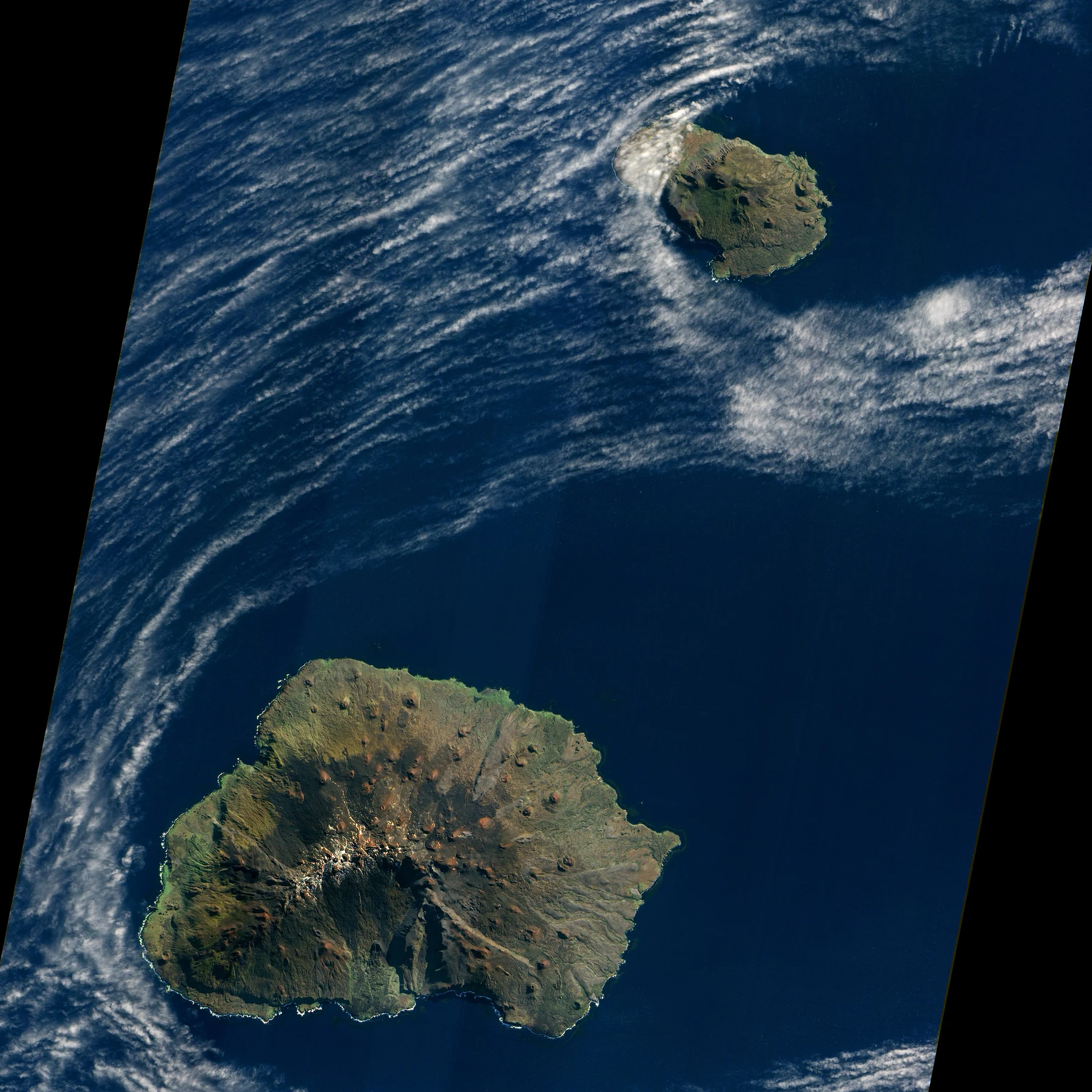 雲の多い南インド洋に浮かぶプリンス・エドワード諸島の衛星画像