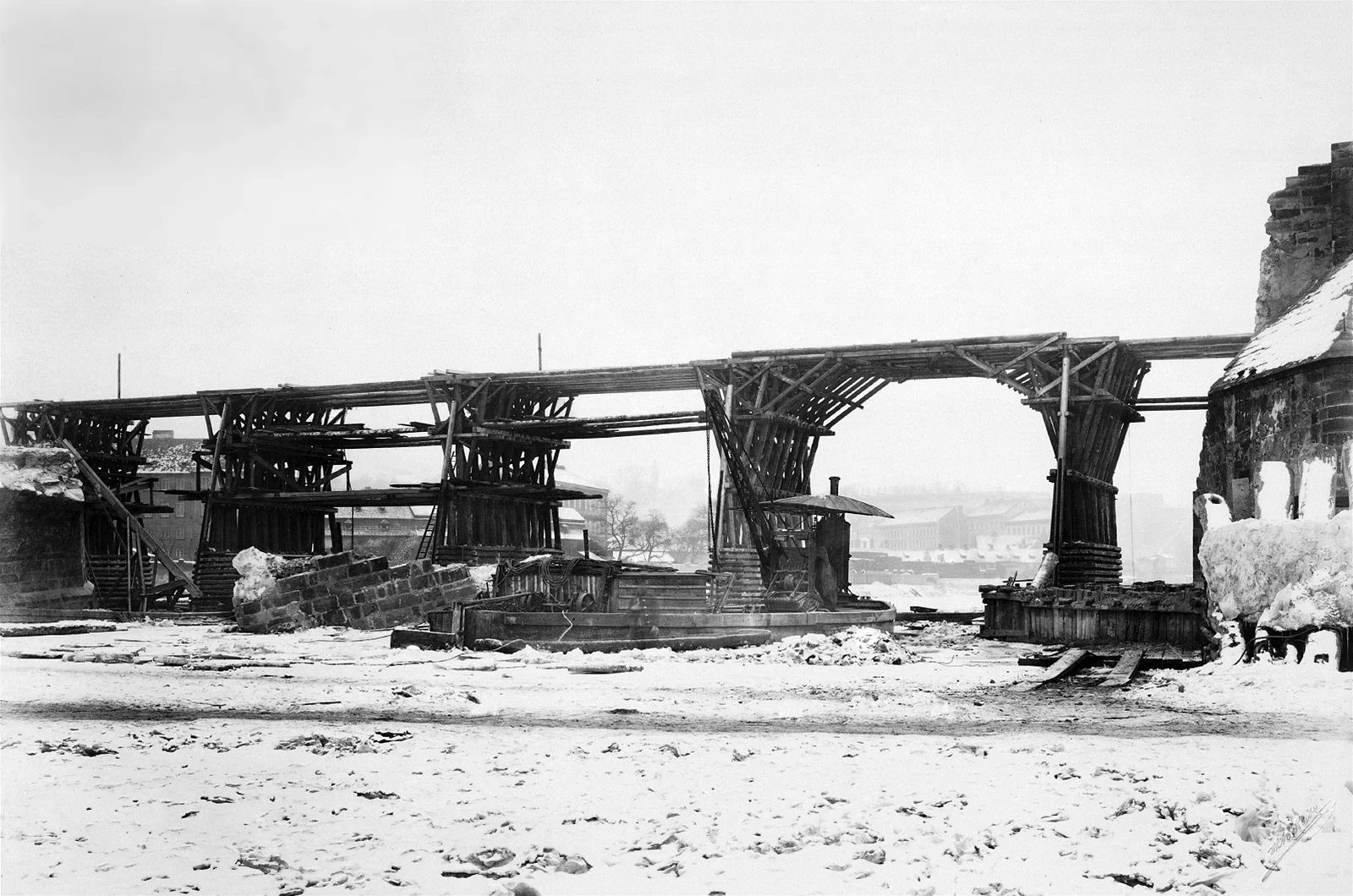 1890年洪水後にカレル橋の崩落部で進む修復工事の歴史写真