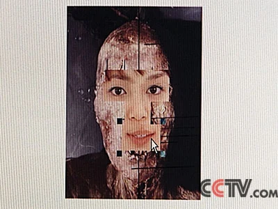 砀山女尸の写真に顔の復元図を重ねて比率を調整する画面
