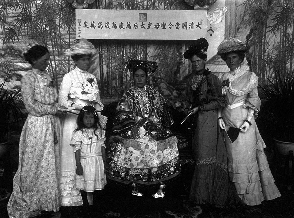 玉座に座る西太后を写した清朝末期の宮廷写真