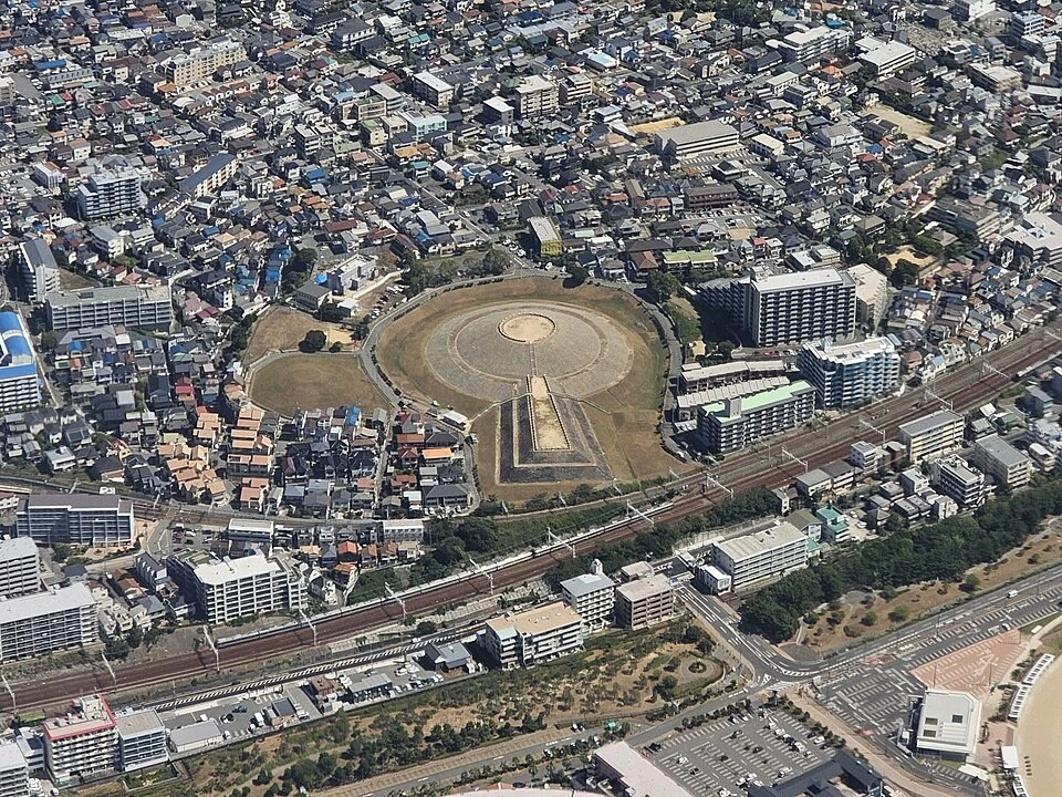 瀬戸内海を望む五色塚古墳の航空写真