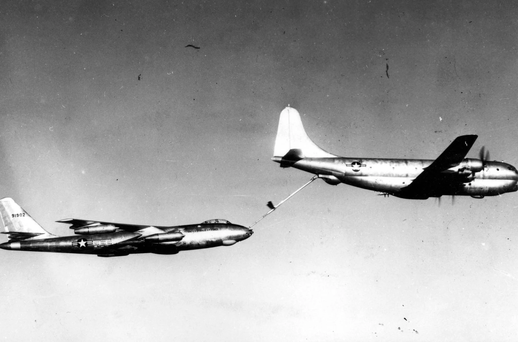 KC-97から空中給油を受けるB-47