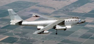飛行中のアメリカ空軍B-47ストラトジェット