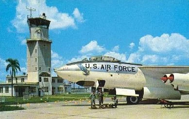 管制塔の前に駐機するB-47を写した絵はがき