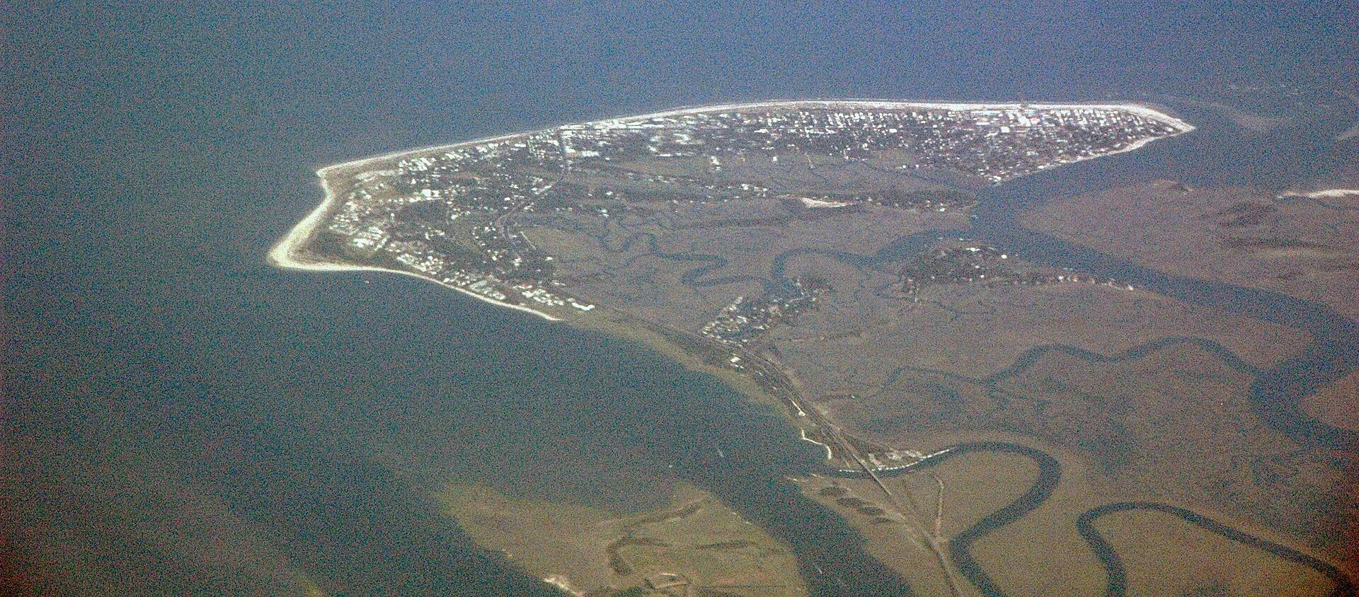 大西洋側から見たタイビー島のバリアー島地形
