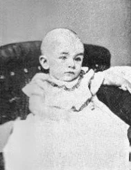 2歳のソフィア・ブリッグズの白黒写真