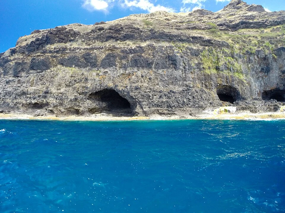 アゾレス諸島サンタ・マリア島の岩礁海岸と海食洞